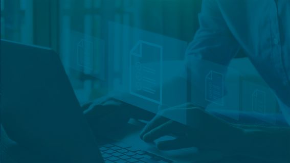Mann nutzt einen Laptop