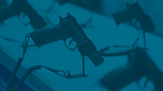 Mehrere Waffen stehen in einem Regal