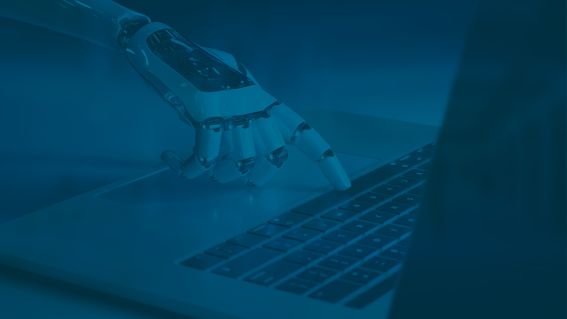 Computerhand bedient Laptop