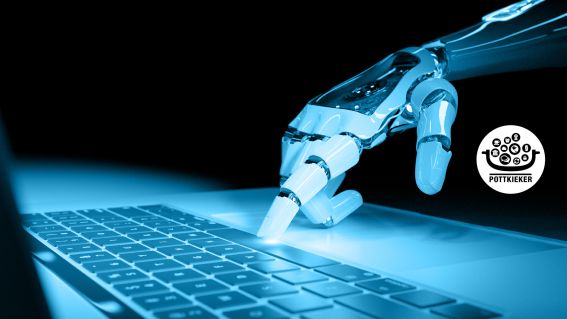 Eine Roboterhand tippt auf einer Tastatur