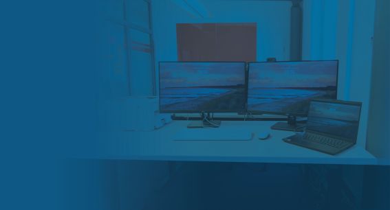 Ein Arbeitsplatz mit zwei Bildschirmen und Laptop