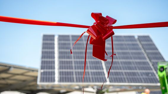 Rotes Band vor Photovoltaikanlage
