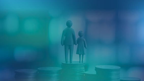 Bild von zwei Figuren, die auf gestapeltem Geld stehen, blau eingefärbt