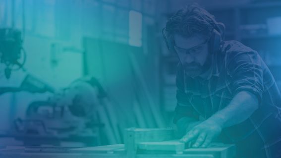 Foto eines Tischlers, blau eingefärbt