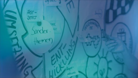 Foto von einer Strategieplanwand, blau eingefärbt