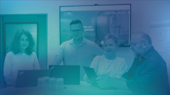 Foto von Kolleg*innen des Breitbandkompetenzzentrums, blau eingefärbt