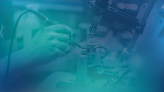 Foto einer Hand, die mit IT Forensik-Tools arbeitet, blau eingefärbt