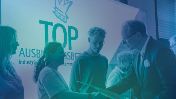 Foto der Auszeichnung TOP Ausbildungsbetrieb, blau eingefärbt