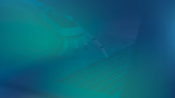 Bild einer Roboterhand, die auf einer Tastatur schreibt, blau eingefärbt