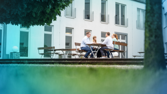 Meeting-Situation im Innenhof