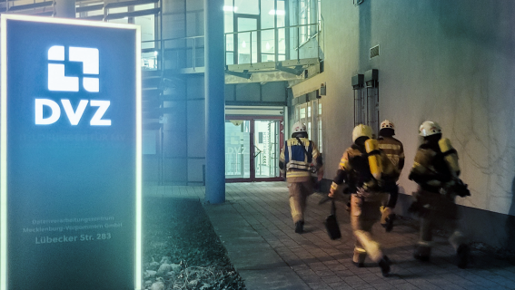 Theorie trifft Praxis: Feuerwehr übt im DVZ