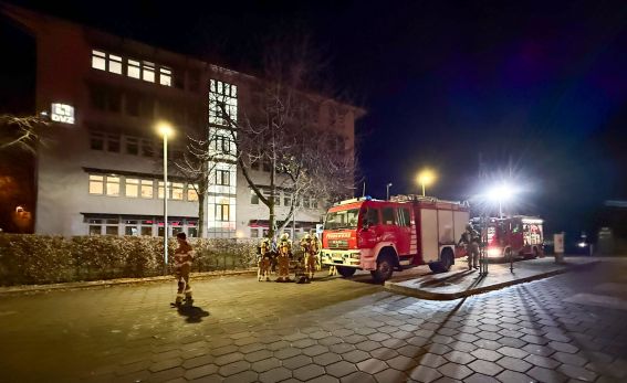 Feuerwehrauto vorm DVZ-Gebäude