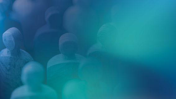 viele geschnitzte menschaehnliche Figuren