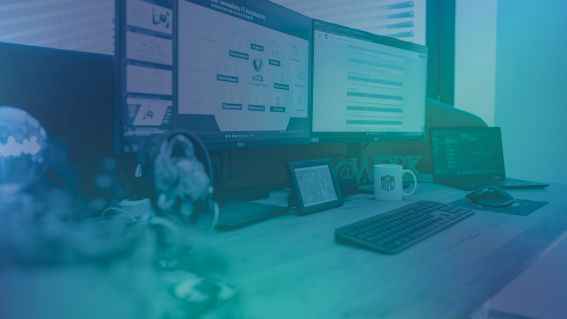 Arbeitsplatz mit Monitoren