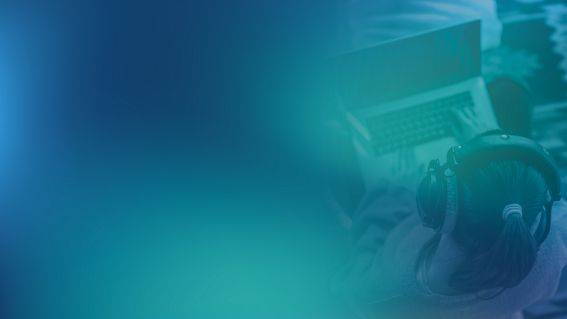 Header Bild junge Frau mit Kopfhörern am Laptop