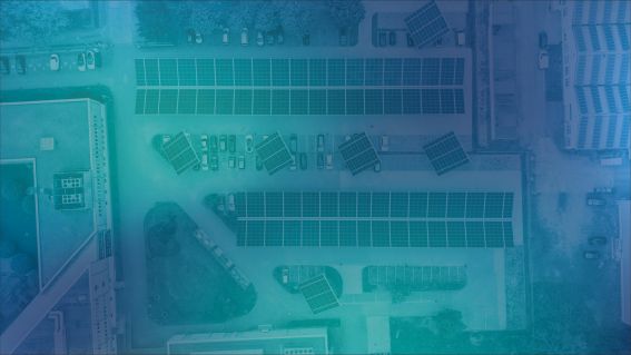 Blaueingefärbtes Bild vom DVZ-Parkplatz mit Solarmodulen