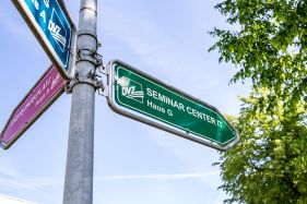 Schild mit Richtungsanzeige zum DVZ.seminarcenter im Haus G