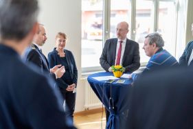 Innenminister Christian Pegel mit DVZ-Geschäftsführerin Uta Knöchel