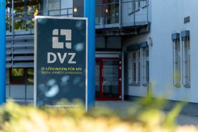 DVZ-Pylon vor dem Hauptgebärude in Schwerin