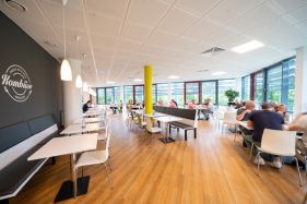 DVZ Mitarbeiter*innen beim Mittag in der Kombüse