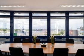 Meetingraum mit Blick auf den Rostocker Hafen