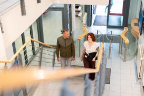 Zwei DVZ Mitarbeiter*innen auf der Treppe