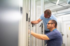 Zwei DVZ Mitarbeiter arbeiten an einem Server