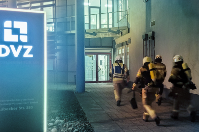 Theorie trifft Praxis: Feuerwehr übt im DVZ