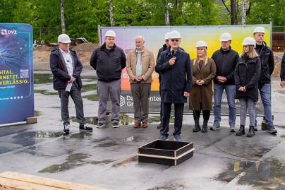 Foto von Geschäftsführer Hubert Ludwig und Projektteam