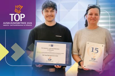 Foto von Auszubildendem Elias Heuer und Ausbildungskoordinatorin Simone Bartels mit der Auszeichnung Top Ausbildungsbetrieb