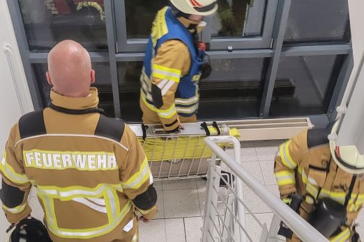 Feuerwehrleute im Treppenhaus des DVZ