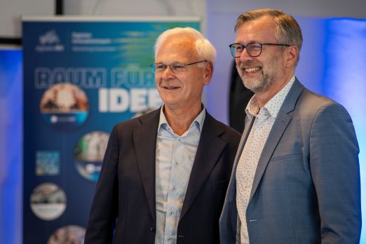 Bild von DVZ-Geschäftsführer Hubert Ludwig und Finanz- und Digitalisierungsminister Dr. Heiko Geue