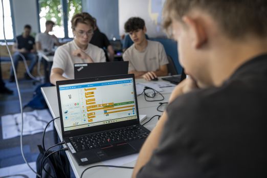 Schüler beim Programmieren am Laptop