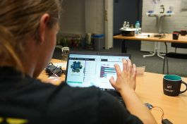 Foto: Ein Praktikant arbeitet an einem Laptop