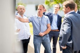 Frank Burmeister erläutert technische Details der PV