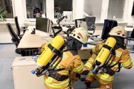 Feuerwehrleute bei einer Übung in den Büroräumen