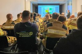 Feuerwehrleute sitzend von hinten beim Einführungsvortrag