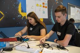 Schüler arbeiten konzentriert am Roboter