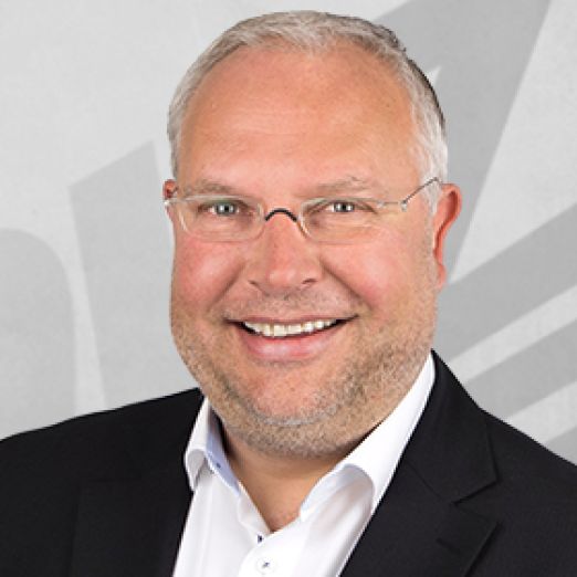 Portraitfoto eines Mannes mit Brille