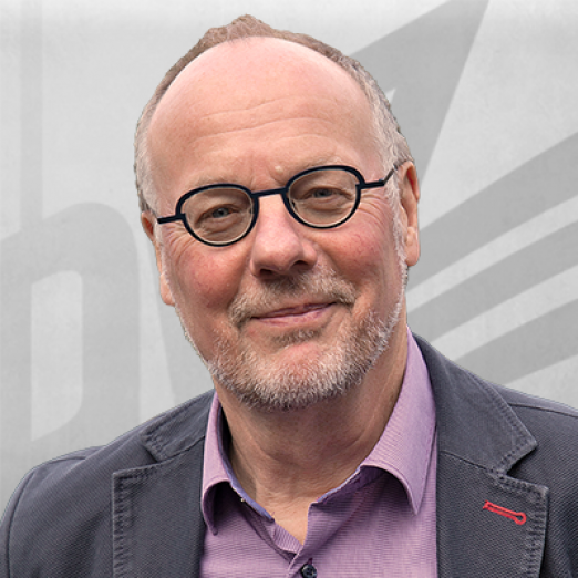 Portraitfoto eines Mannes mit Brille