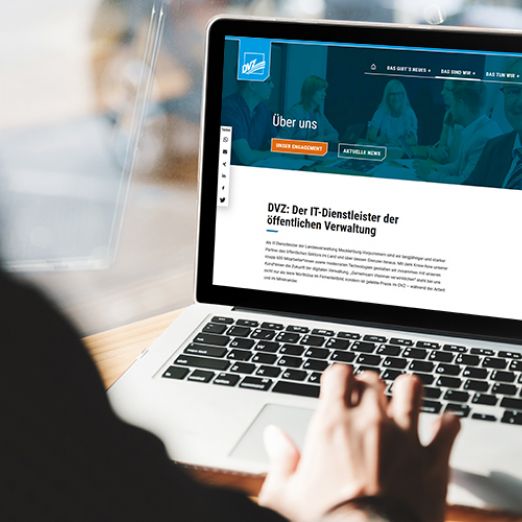 Laptop mit neuer DVZ-Website