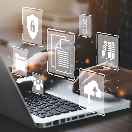 Laptop mit schwebenden Icons mit Technik-Bezug