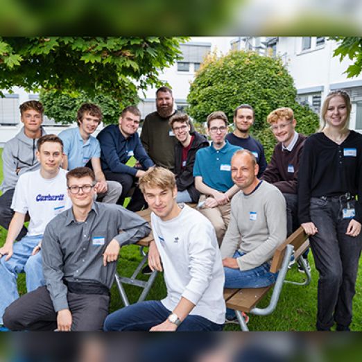 Die neuen Auszubildenden und dual Studierenden des DVZ im Innenhof