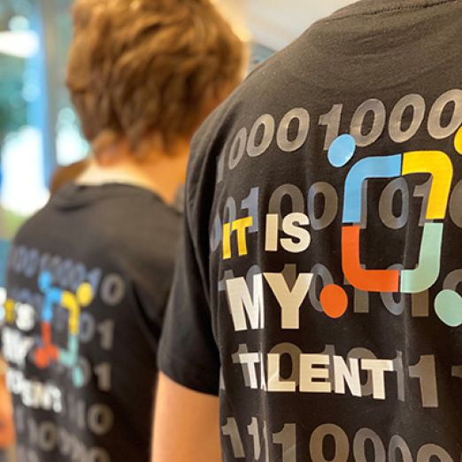 Auszubildende mit T-Shirts mit talent.HUB-Logo