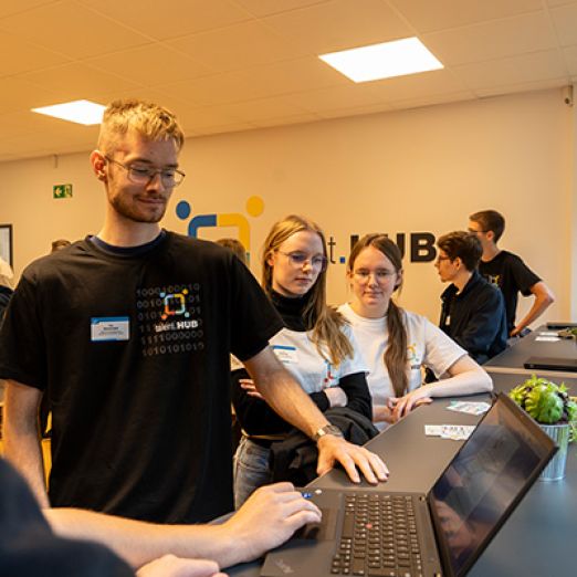 Arbeit an einem Laptop im talent.HUB