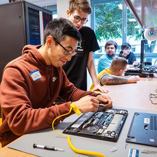 Schrauben an einem Laptop im talent.HUB