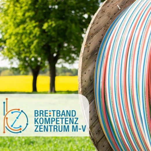 Logo vom Breitbandkompetenzzentrum vor Glasfaserrolle