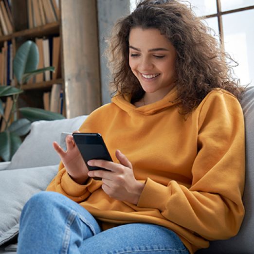 Junge Frau benutzt ein Handy