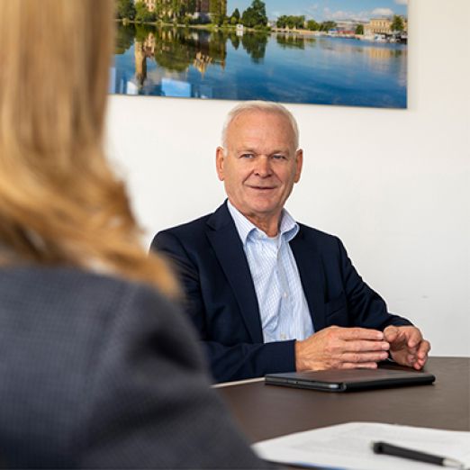 	Foto während des Interviews, auf dem DVZ-Geschäftsführer Hubert Ludwig am Tisch sitzend redet