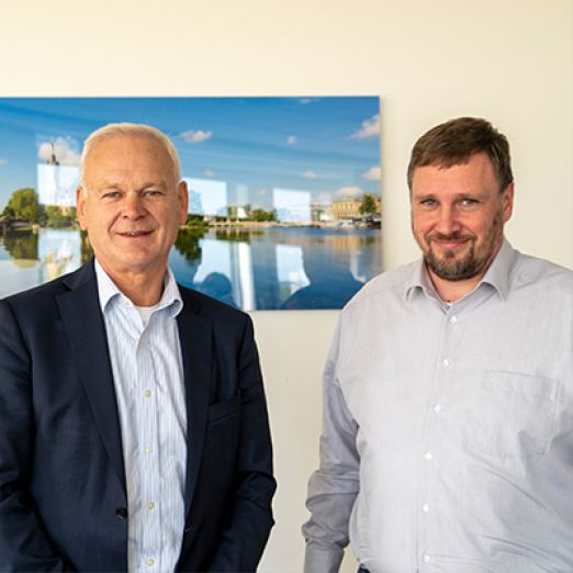 Foto vom DVZ-Geschäftsführer Hubert Ludwig sowie rechts danebenstehend Falk Friese, DVZ-Leiter der Stabsstelle Enterprise Architekturmanagement